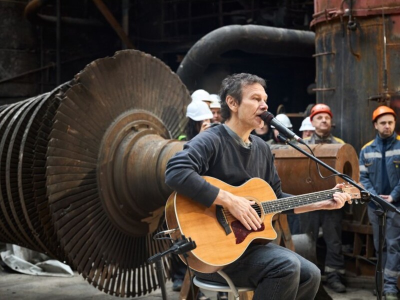 "Було особливо щемко співати в таких умовах". Вакарчук виступив на ТЕС ДТЕК, яку взимку зруйнувала РФ