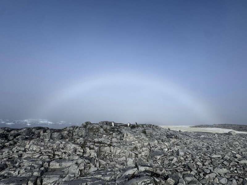 Українські полярники показали білу веселку й пояснили, чому вона виникає. Фото