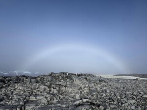 Украинские полярники показали белую радугу и объяснили, почему она возникает. Фото