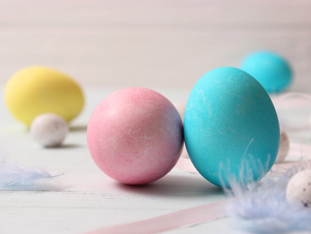 Красим яйца на Пасху 2026. Пять простых и бюджетных способов без капли химии