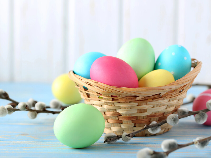 Вечером заварите крепкий чай – и утром получите необычные крашенки. Лайфхаки