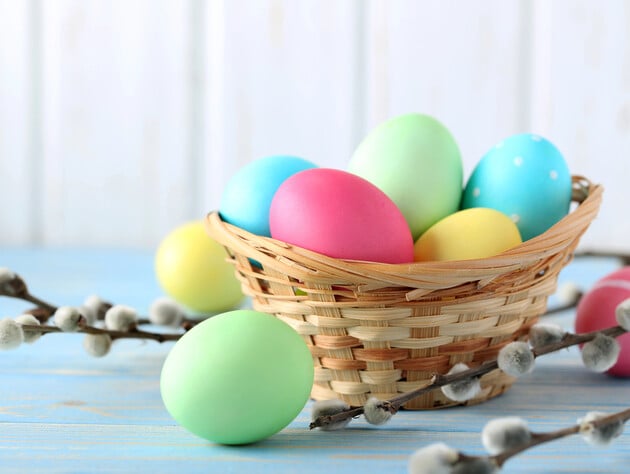 Вечером заварите крепкий чай – и утром получите необычные крашенки. Лайфхаки