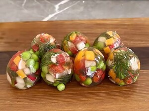 Это фантастическое блюдо удивит и детей, и взрослых. Прозрачные крашенки