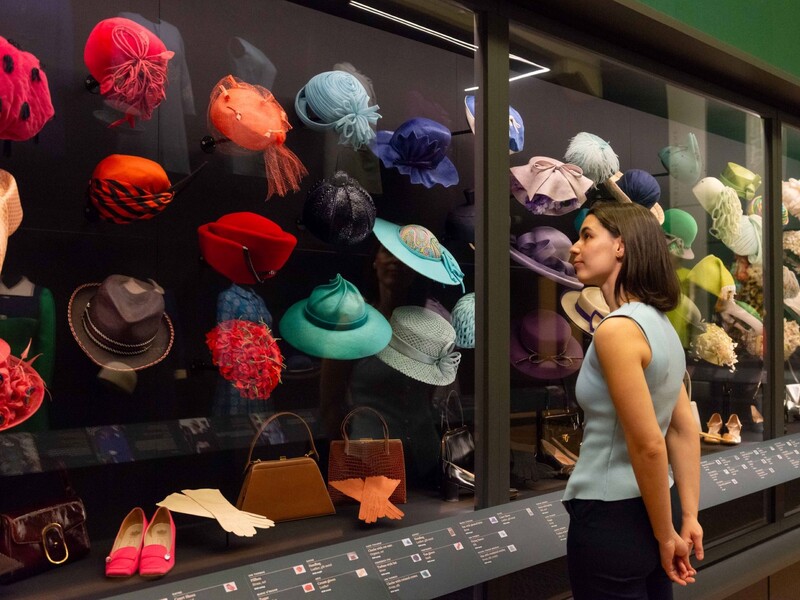 От свадебного платья до коронационного. В Букингемском дворце открылась выставка нарядов Елизаветы II. Фото