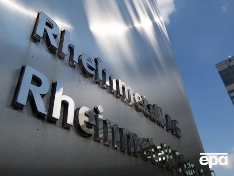 "Немецкие деньги убивают". В Берлине люди в палестинских шарфах приклеили себя к асфальту возле Rheinmetall