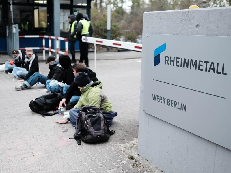 "Німецькі гроші вбивають". Люди в палестинських шарфах приклеїли себе до асфальту біля заводу Rheinmetall