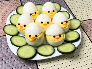 Всего пару минут – и веселые яйца уже на столе. Пасхальная закуска, которая точно удивит ваших гостей