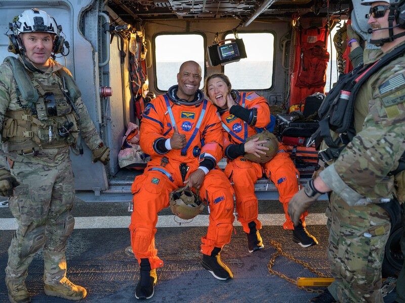 Миссия Artemis II вернулась с орбиты Луны на Землю. Фото, видео