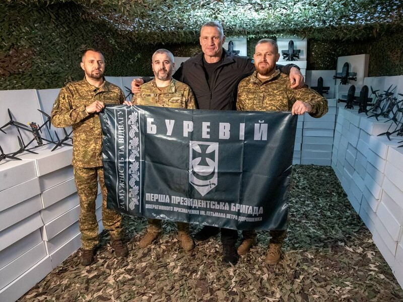 Кличко передал от общины бригаде "Буревій" 1100 БПЛА