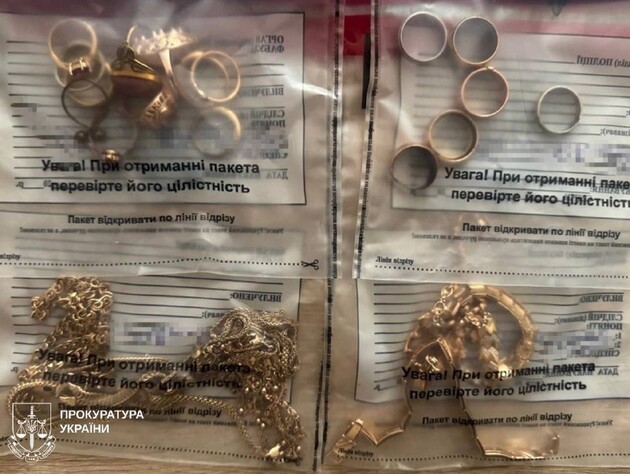 "Срезала с пальцев плоскогубцами". Суд под Харьковом отпустил медсестру, грабившую бойцов в морге