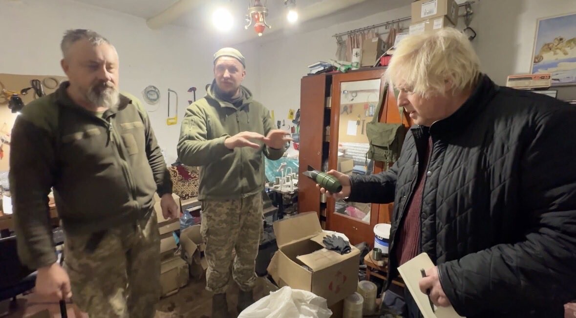 Джонсон таємно відвідав фронт в Україні. Фото