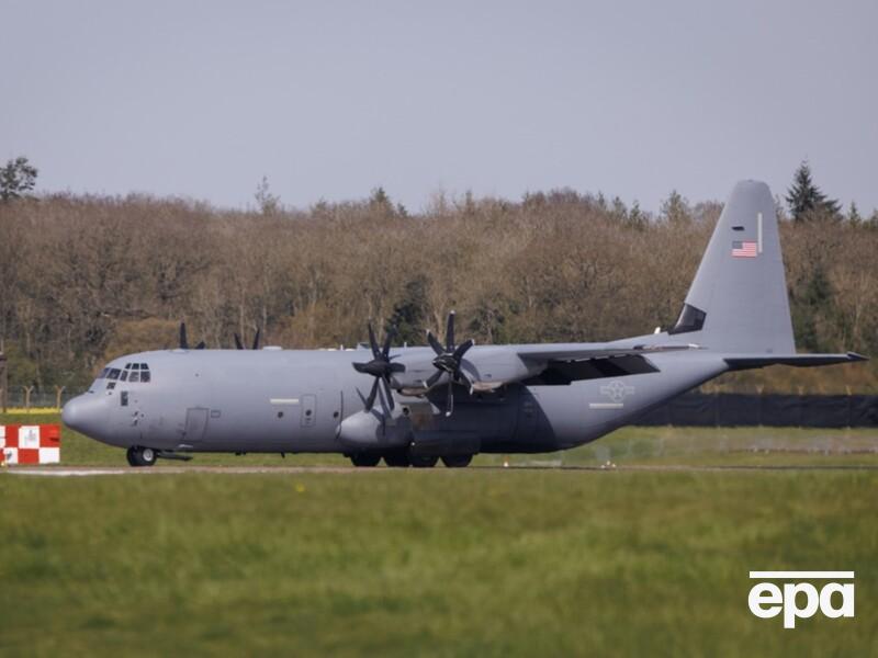 В Ірландії чоловік заліз на військовий літак США й накинувся на нього із сокирою – ЗМІ