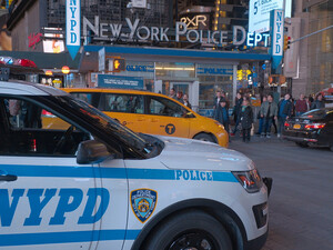 В метро Нью-Йорка нападавший порезал мачете трех человек. Он называл себя 