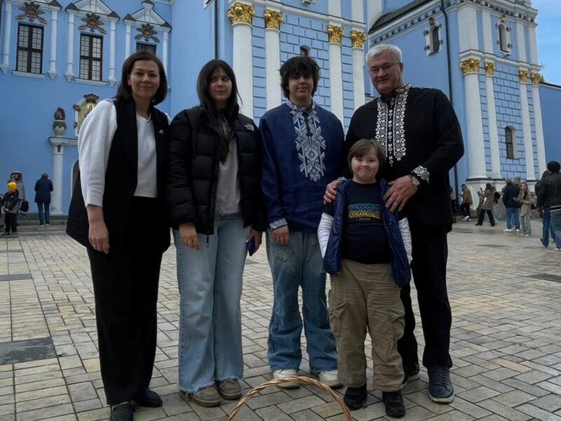 Глава украинского МИД Сибига появился на публике с женой и тремя детьми. Фото