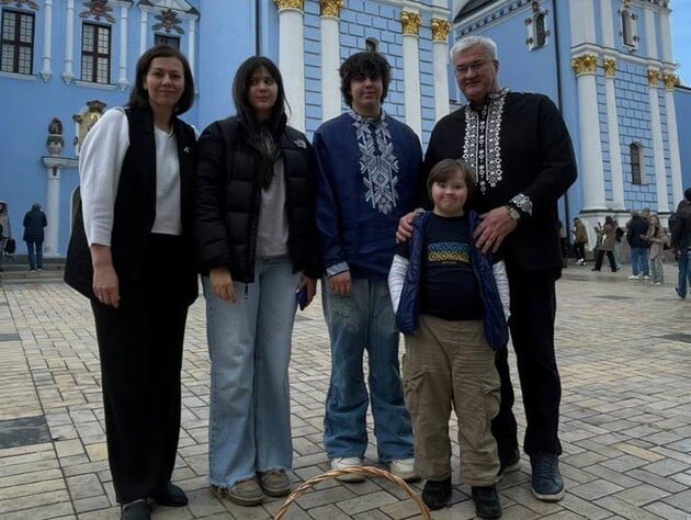 Глава украинского МИД Сибига появился на публике с женой и тремя детьми. Фото