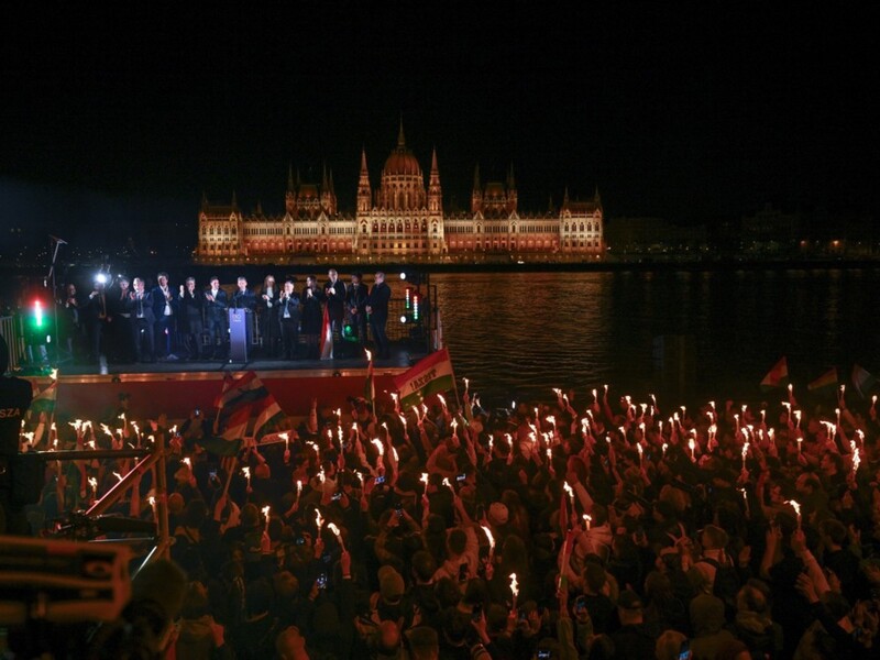Будапешт перетворився на величезну вечірку. Як в Угорщині святкували перемогу опозиції. Фото, відео