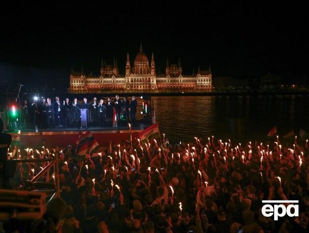 Будапешт превратился в огромную вечеринку. Как в Венгрии праздновали победу оппозиции. Фото, видео