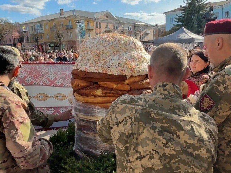 На Волині спекли рекордну паску вагою 200 кг і заввишки 1 м. Відео 