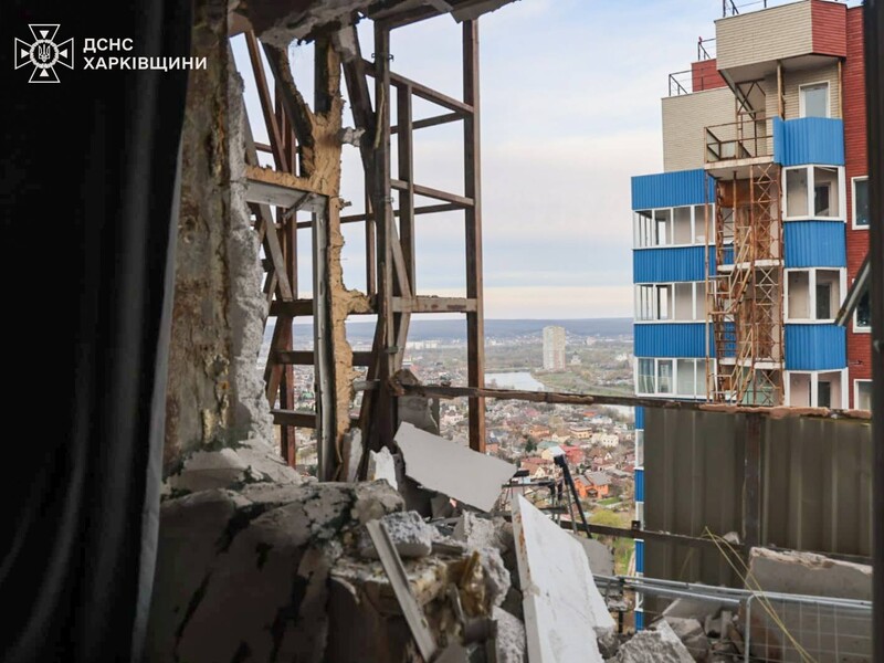 В Харькове российский дрон попал в жилую многоэтажку. Фото