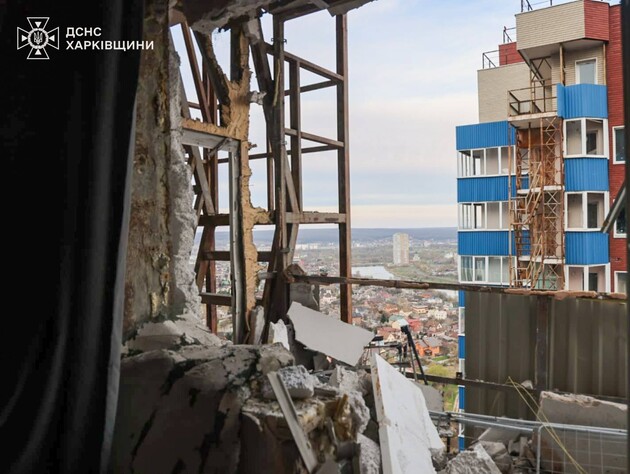У Харкові російський дрон влучив у житлову багатоповерхівку. Фото