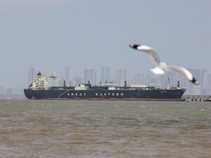 Подсанкционный танкер пытается прорвать блокаду Ормузского пролива