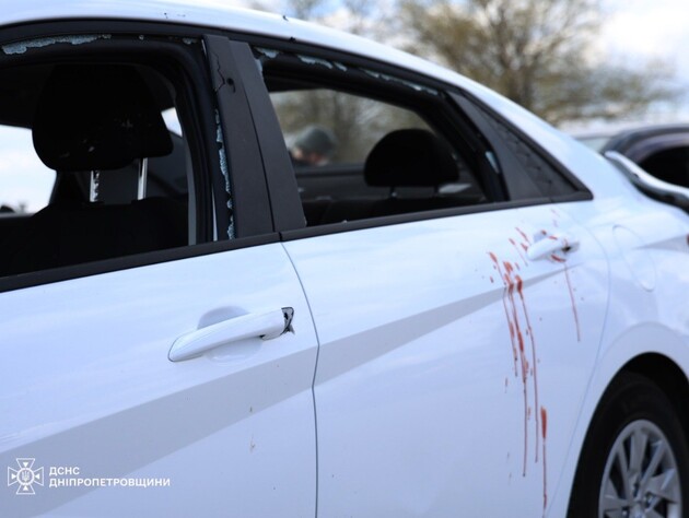 РФ ударила ракетою по дорозі у Дніпрі. Багато загиблих і поранених. Фото, відео