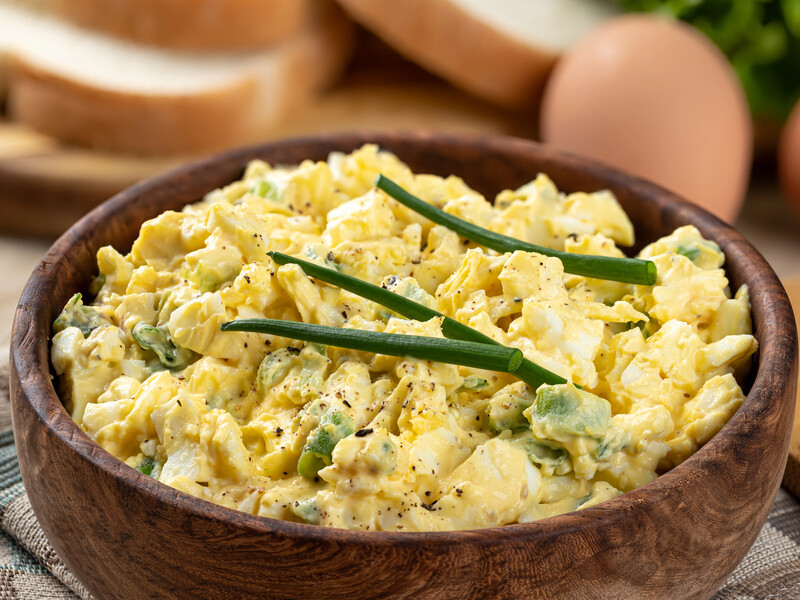 Смак весни. Вітамінний салат із яєць і зеленої цибулі