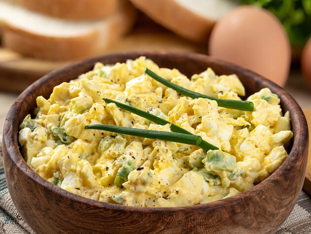 Смак весни. Вітамінний салат із яєць і зеленої цибулі