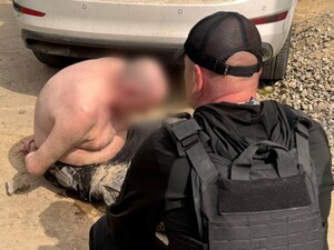 На Закарпатье мужчина похитил женщину с ребенком, своего внука и выстрелил в голову правоохранителю – полиция