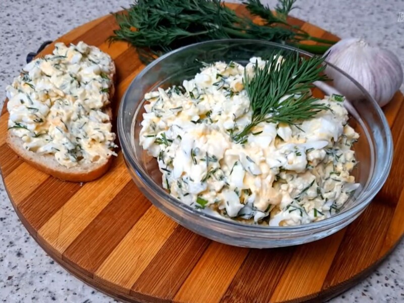 Лише кілька хвилин – і готова дуже смачна намазка з яєць, які залишилися після Великодня. Рецепт