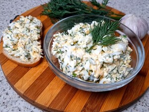 Всего пару минут – и готова очень вкусная намазка из яиц, которые остались после Пасхи. Рецепт