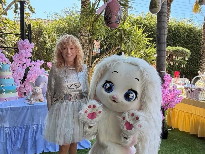 Пышное мини, классика и ретростиль. Пять ярких образов Пугачевой, которая празднует 77-летие 