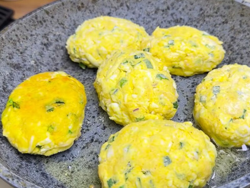 Остались яйца после Пасхи? Приготовьте из них всего за пару минут сочные котлеты без грамма мяса