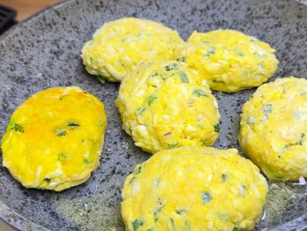 Остались яйца после Паски? Приготовьте из них всего за пару минут сочные котлеты без грамма мяса