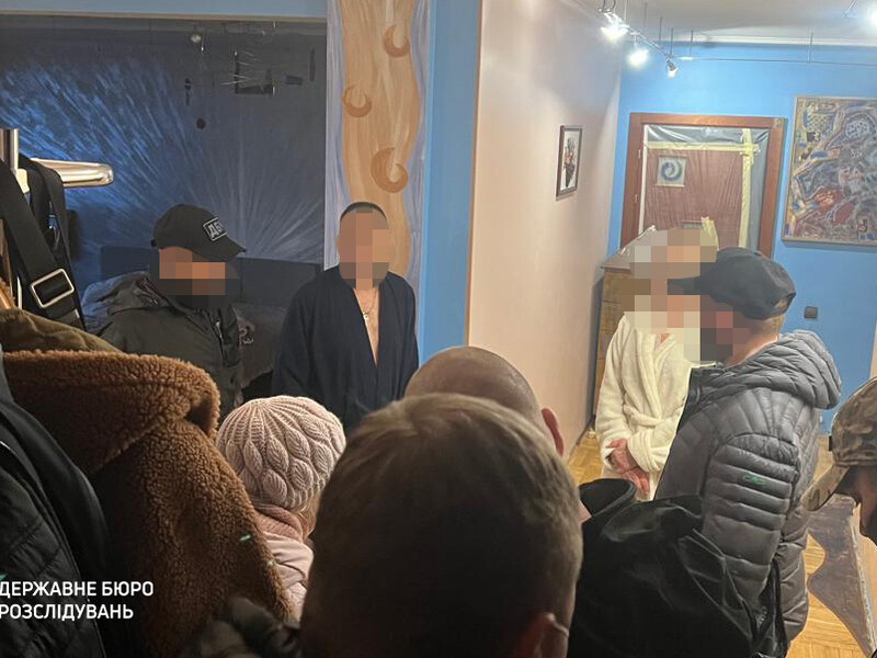 В Україні затримали двох помічників нардепів у справі про вимагання грошей за виїзд за кордон