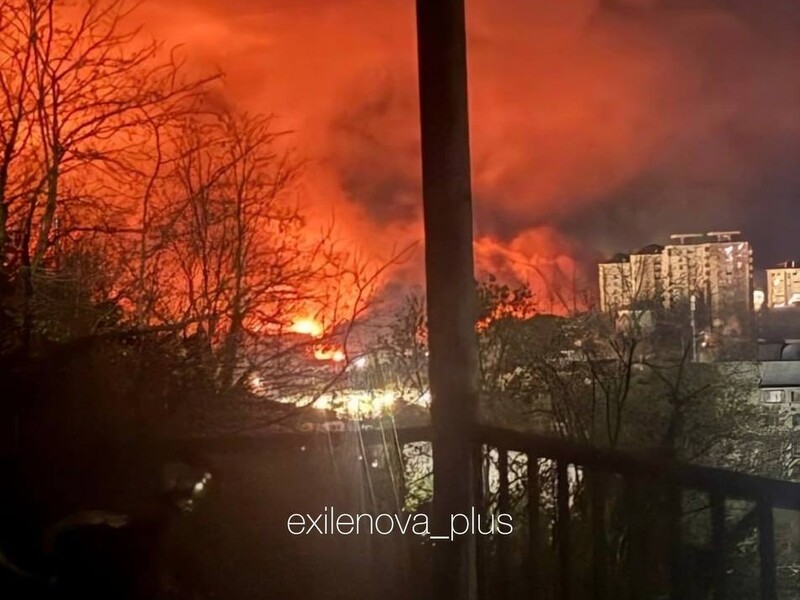 На російській Кубані вночі прогриміли вибухи. Загорілася нафтобаза. Фото, відео