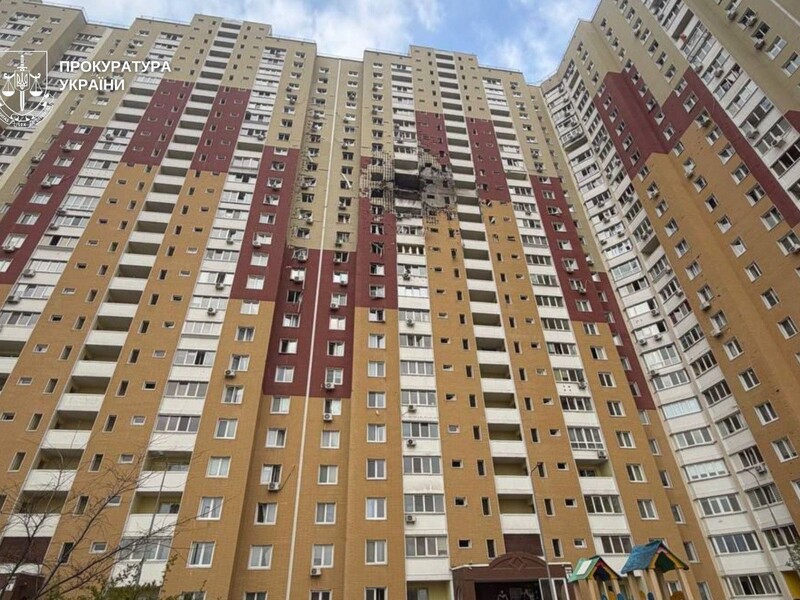 У Києві дрон РФ влетів у багатоповерхівку. Кількість постраждалих і далі зростає