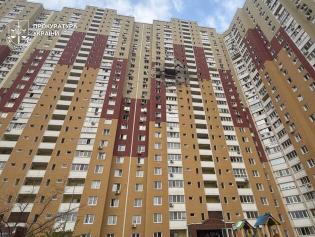 У Києві дрон РФ влетів у багатоповерхівку. Кількість постраждалих і далі зростає