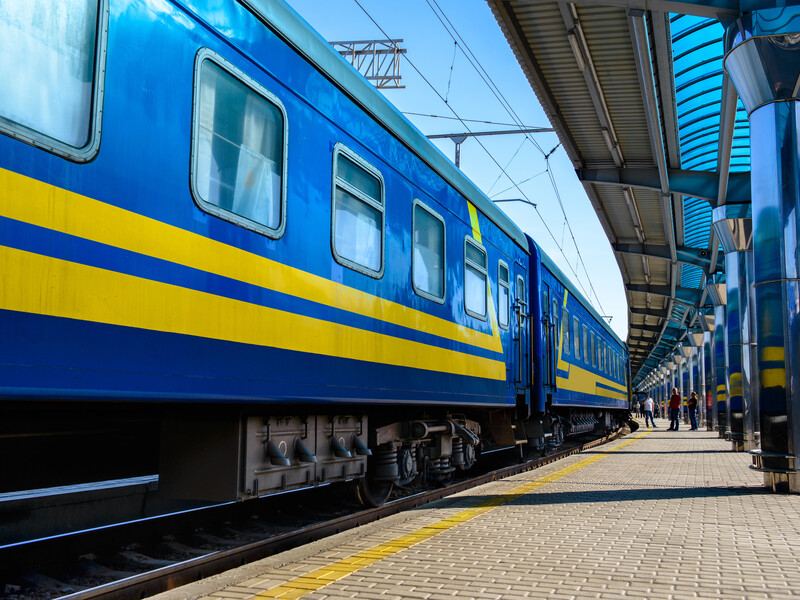 Уранці поїзд із Франківська до Черкас зробив зупинку поза графіком. Причина – дуже радісна