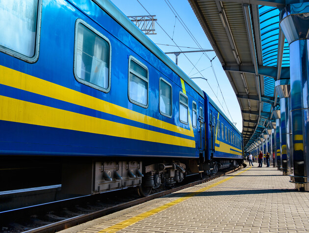 Уранці поїзд із Франківська до Черкас зробив зупинку поза графіком. Причина – дуже радісна