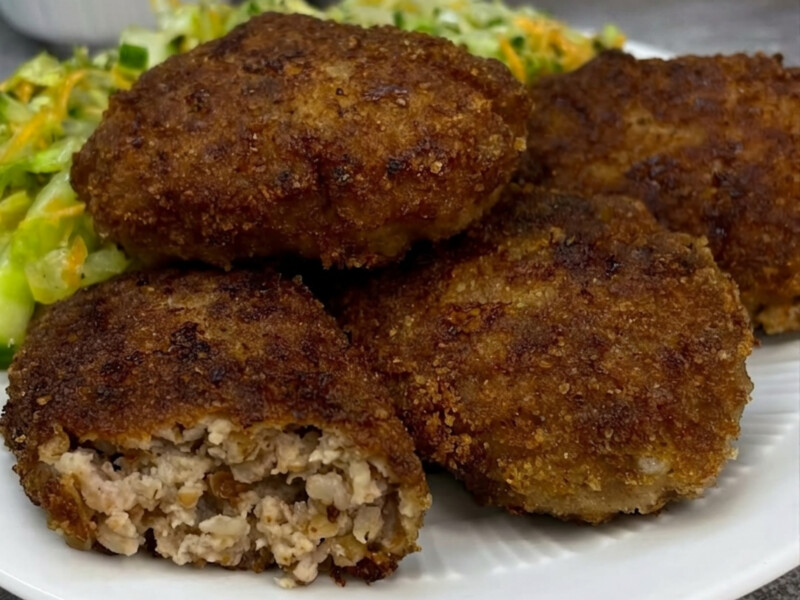 Добавьте этот секретный ингредиент к фаршу – и котлеты удивят невероятно нежным вкусом. Рецепт