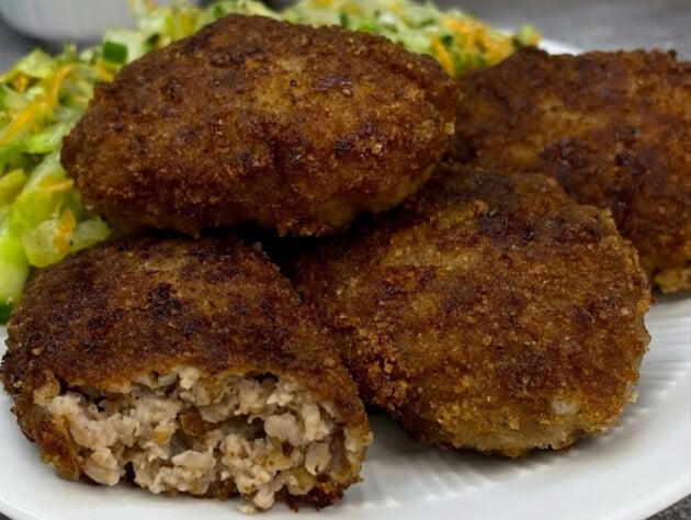 Добавьте этот секретный ингредиент к фаршу – и котлеты удивят невероятно нежным вкусом. Рецепт 