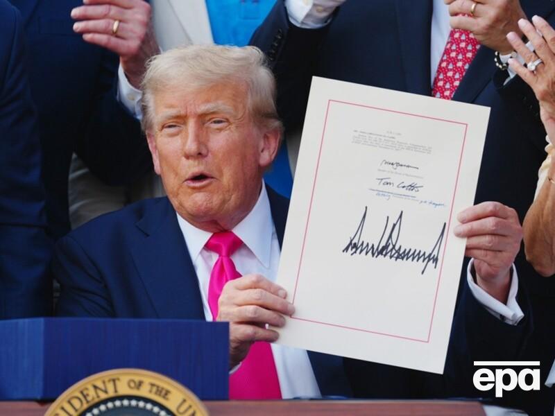 Трамп продовжив на рік надзвичайний стан з обмеженнями для російських суден