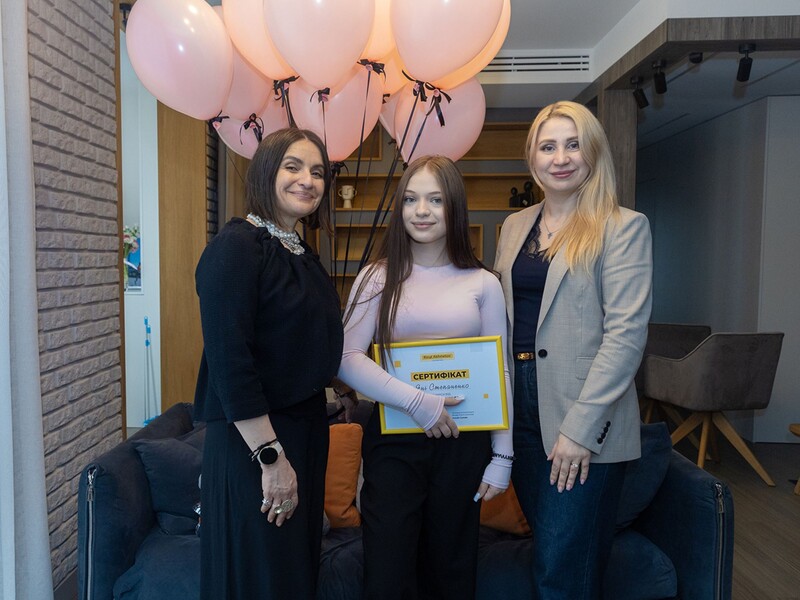 Фонд Ріната Ахметова підтримав мрію дівчини, яка вижила після обстрілу Краматорська. Що їй подарували