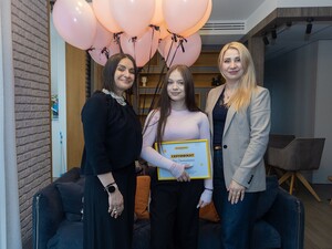 Фонд Рината Ахметова поддержал мечту выжившей после обстрела Краматорска девушки. Что ей подарили 