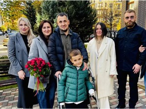 История защитника Мариуполя, который после пулевого ранения спинного мозга может ходить благодаря ортезам 