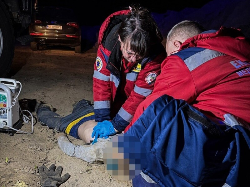 У Київській області стався обвал ґрунту, коли діти копали піщаний тунель. Загинув 11-річний хлопчик. Фото