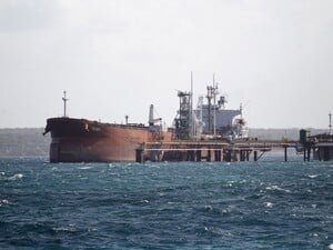 США продлили ослабление санкций против российской нефти, несмотря на обещания Бессента