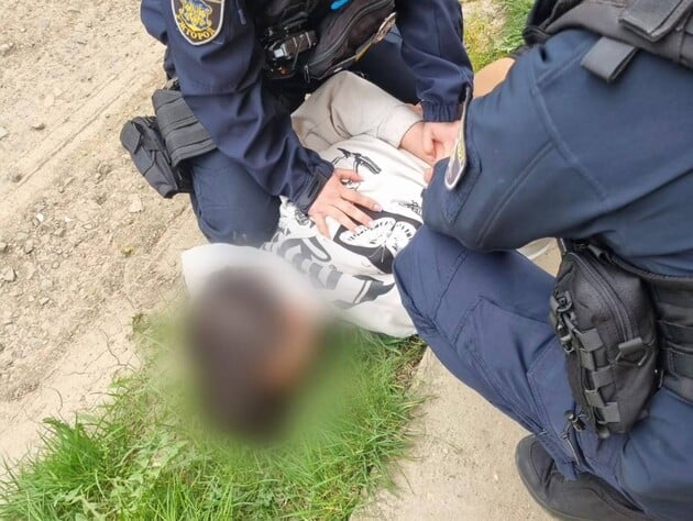 Підліток, якого підозрюють у стрілянині у школі на Закарпатті, купив зброю в інтернеті – прокуратура