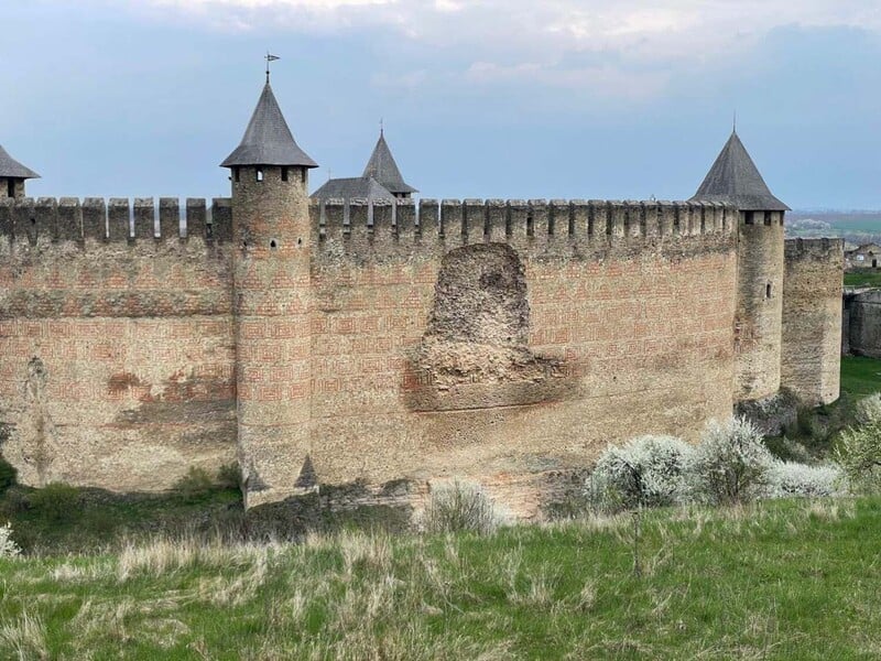 "Ситуація вкрай аварійна". У Хотинській фортеці обвалилася стіна. Відео